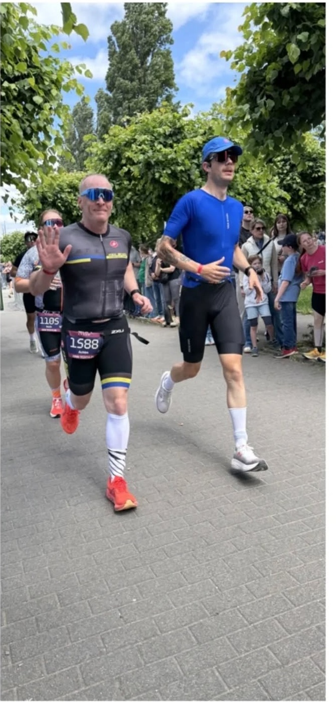 Achim Malzmüller mit Startnummer 1588 auf der Laufstrecke am Rhein beim Bonn Triathlon 2026