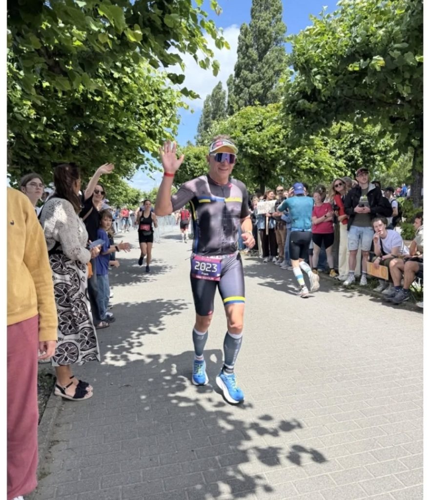 Frank Potreck mit Startnummer 2023 auf der Laufstrecke am Rhein beim Bonn Triathlon 2026