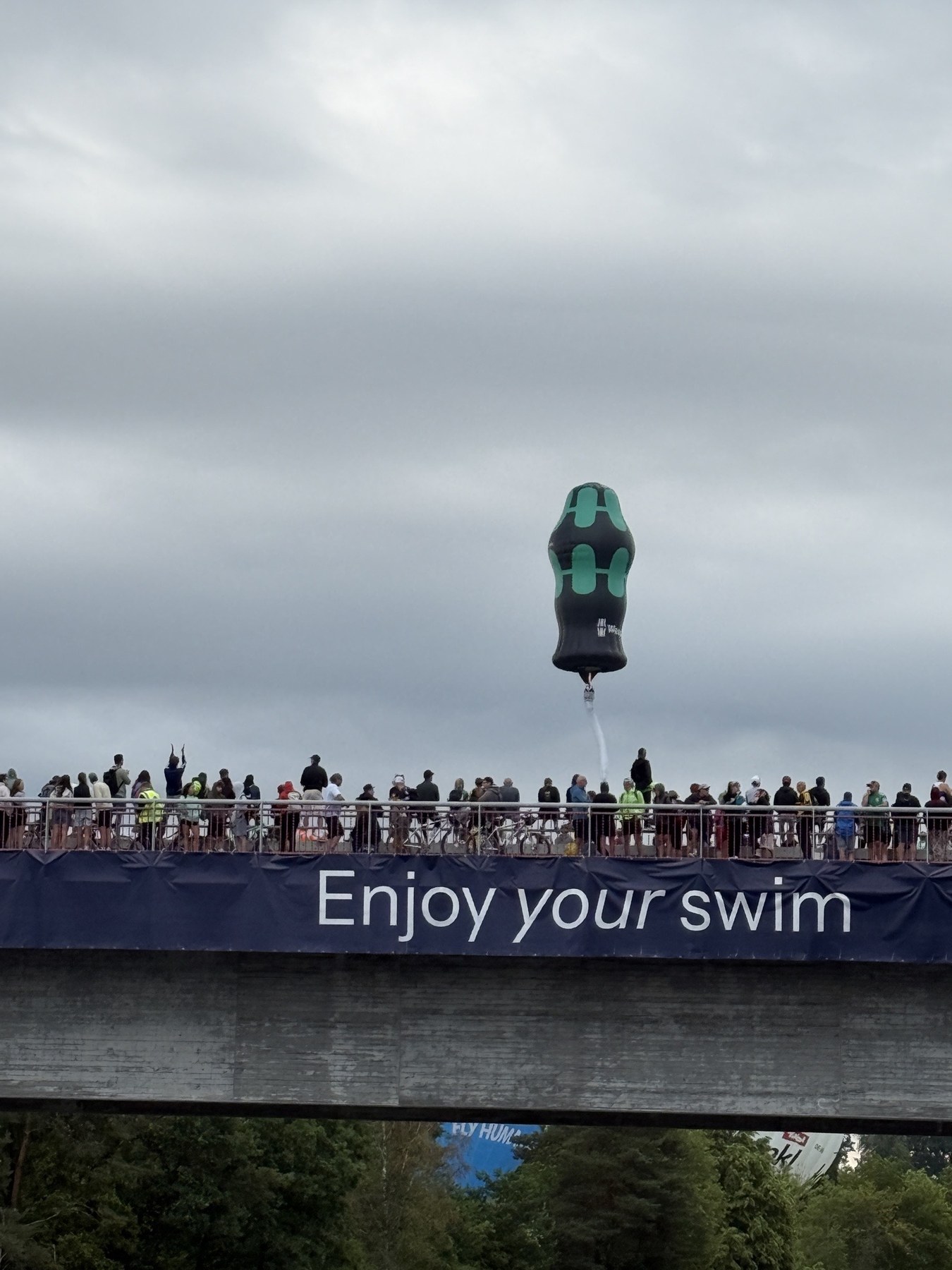 Schwimmstart der Challenge Roth 2026 im Main-Donau-Kanal: Boje mit der Aufschrift „Enjoy your swim“, Zuschauer auf der Brücke