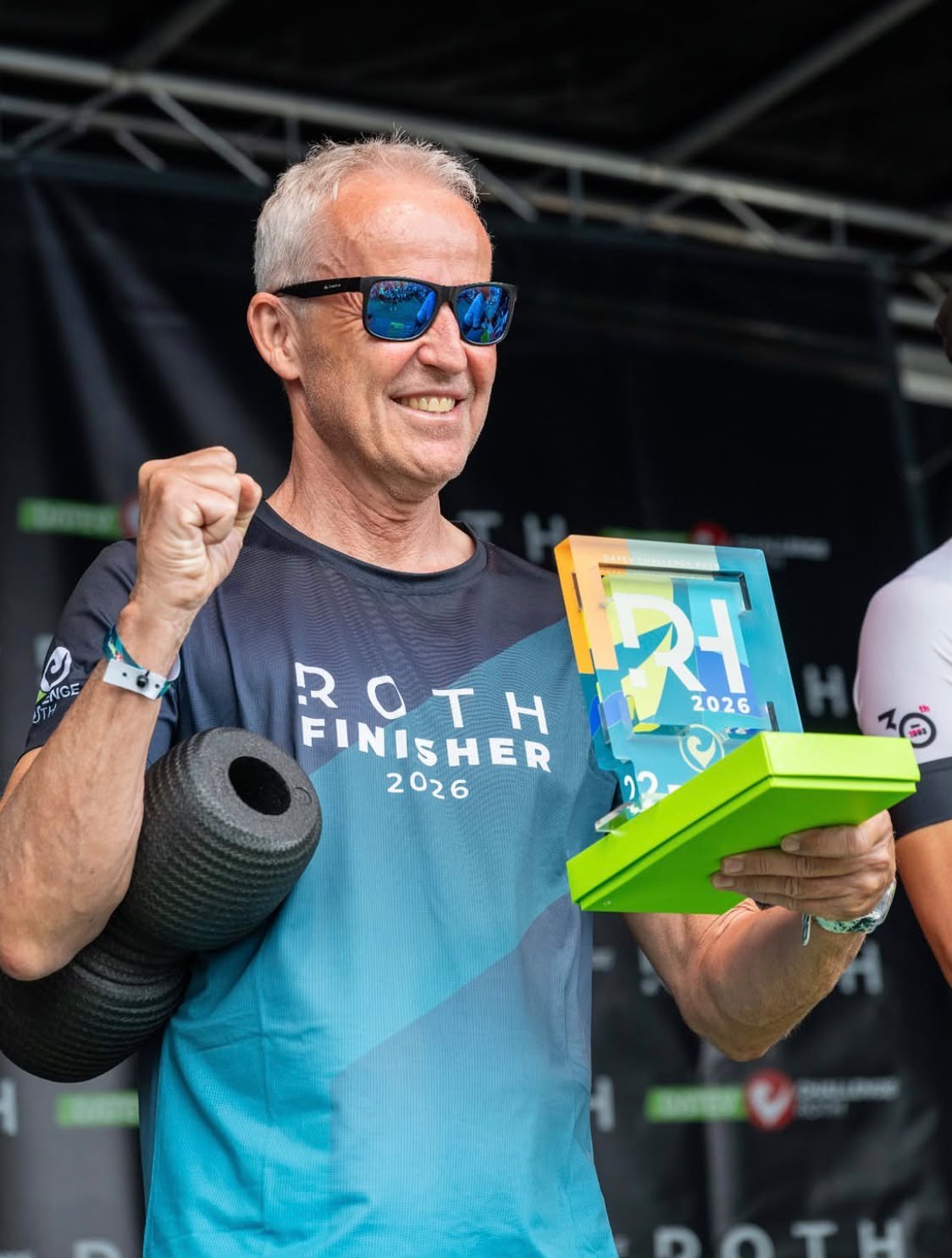 Walter Schaaf vom PSV Brühl Triathlon Team hält den Pokal für Platz 2 in der Altersklasse 65 bei der Challenge Roth 2026