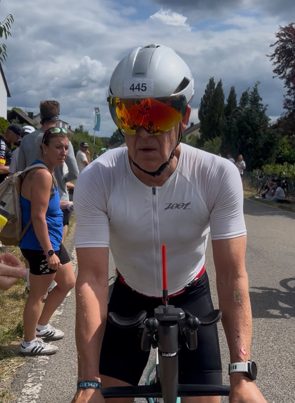 Walter Schaaf vom PSV Brühl Triathlon Team mit Startnummer 445 und Sonnenbrille auf dem Rad bei der Challenge Roth 2026
