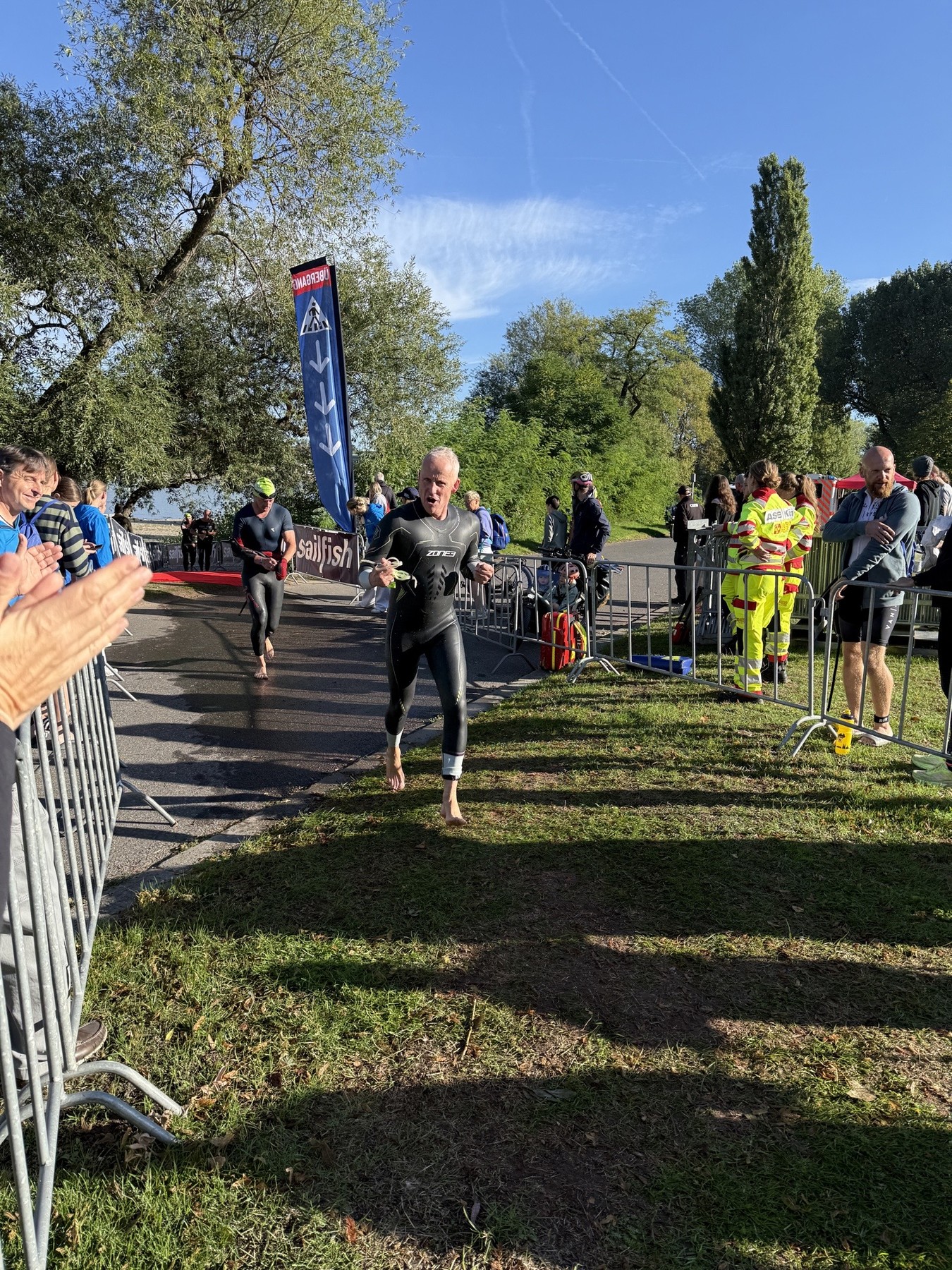 Athlet im Neoprenanzug beim Ausstieg aus dem Rhein in die Wechselzone beim Köln Triathlon 2026