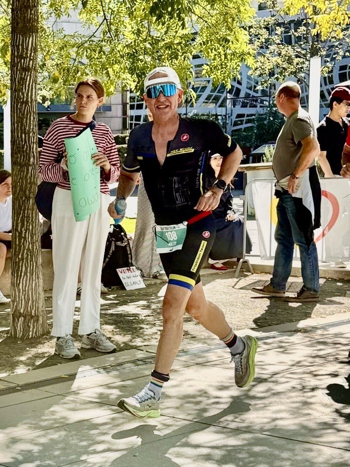 Walter Schaaf vom PSV Brühl Triathlon Team mit Startnummer 108 und weißer Kappe auf der Laufstrecke des Köln Triathlon