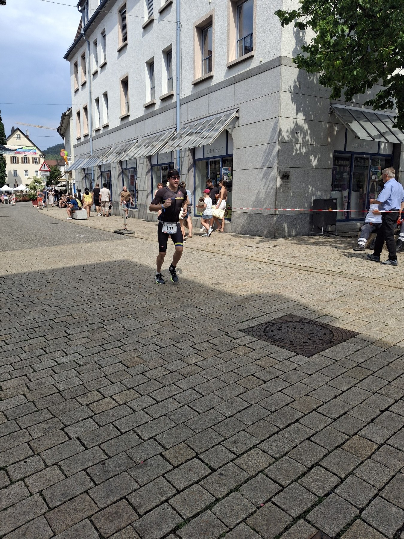 Björn Zeese vom PSV Brühl Triathlon Team läuft mit Startnummernband auf der Laufstrecke durch die Nagolder Innenstadt