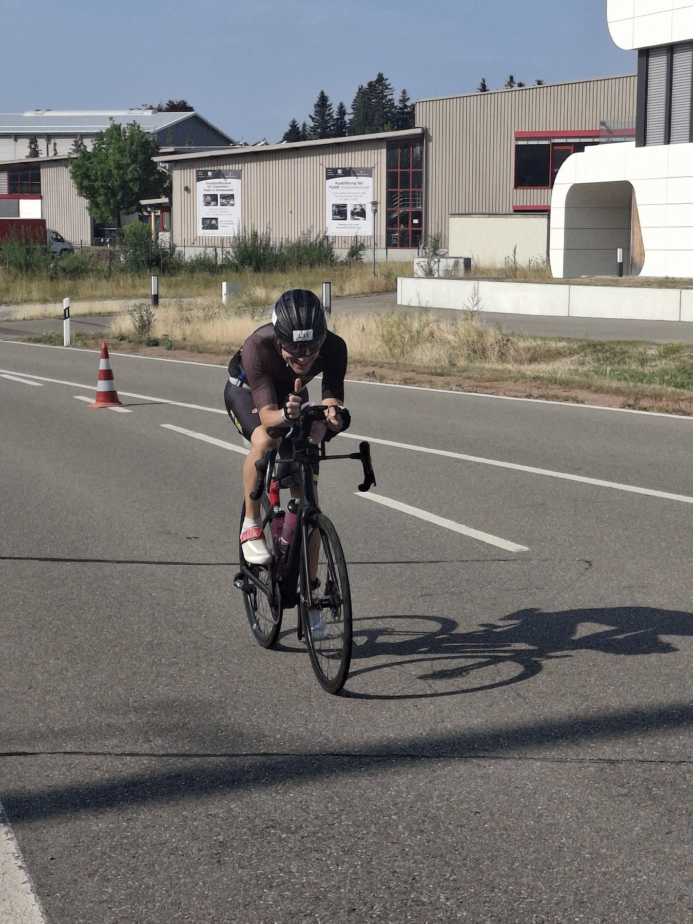 Björn Zeese vom PSV Brühl Triathlon Team mit Aerohelm auf der Radstrecke des Nordschwarzwald Triathlon