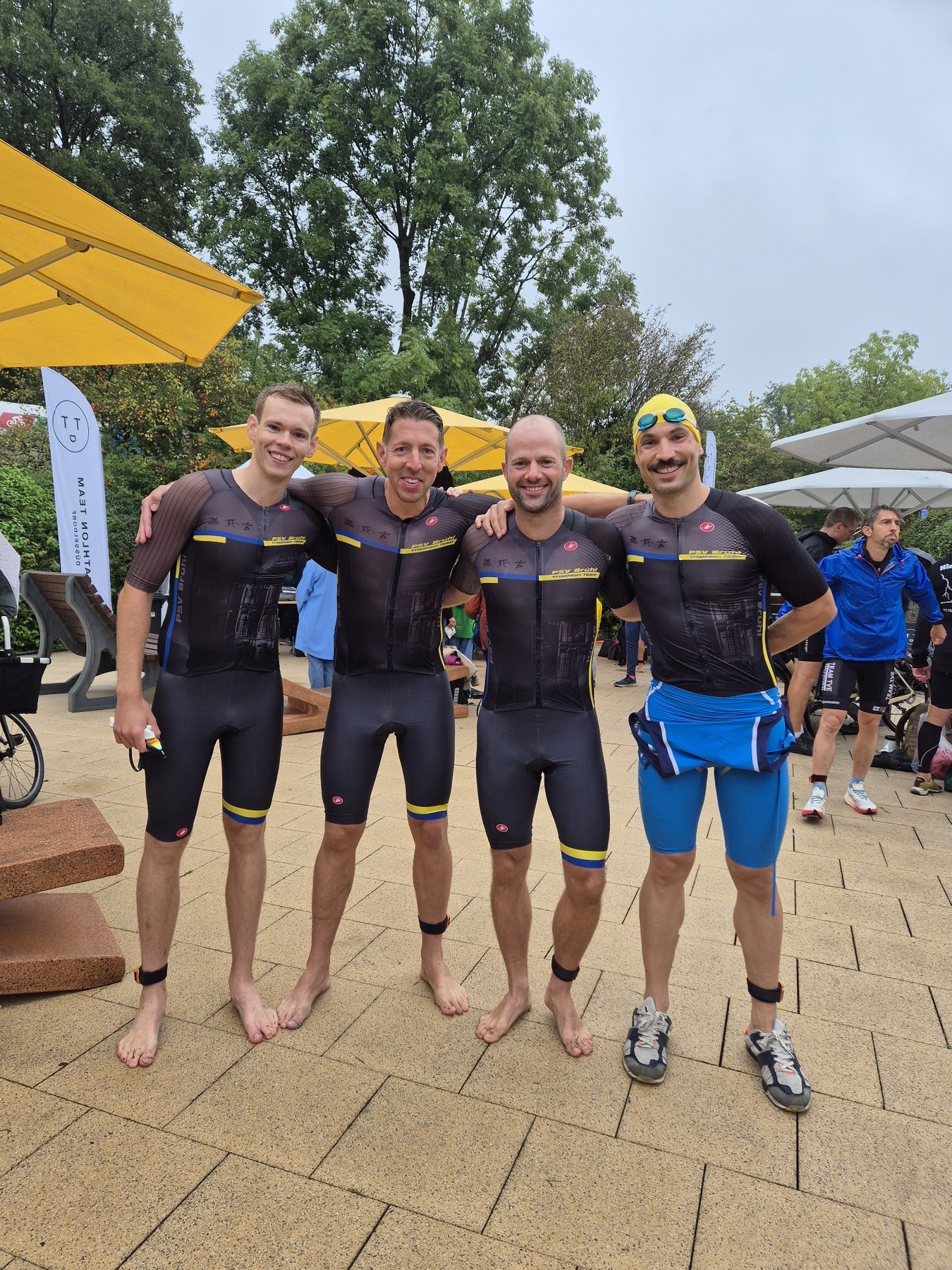 Vier Athleten des PSV Brühl Triathlon Team im nassen Trikot stehen nach dem Rennen in Ratingen nebeneinander